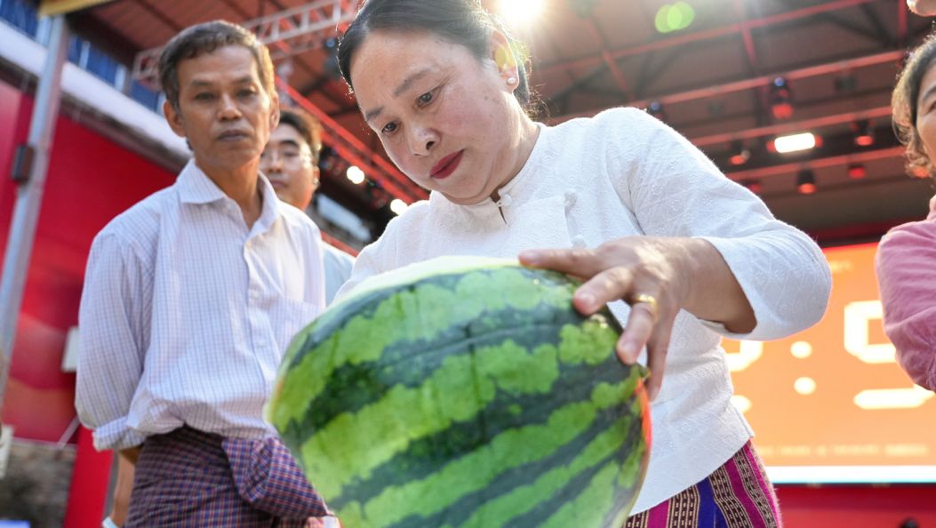 非遗傣族果雕技艺展示大赛：刀刻鲜果传匠心 文化微光映瑞丽