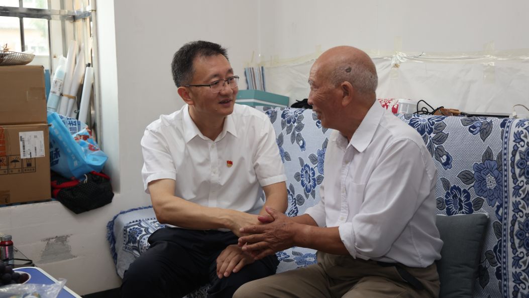 姜山在芒市开展“七一”走访慰问并为基层党员讲党课 始终牢记习近平总书记殷殷嘱托 在开创德宏发展新局面中干在实处、走在前列、当好表率 
