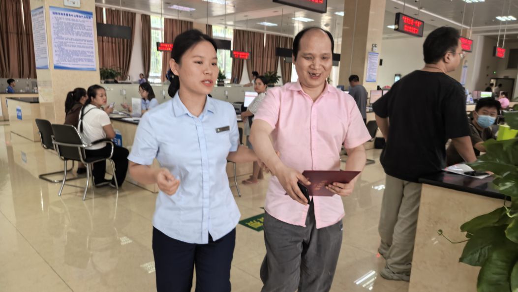 全程陪办让视障人士“看见”政务服务温度