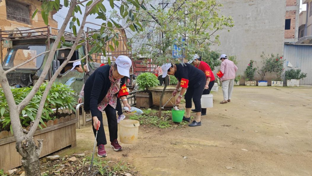 银发力量助力七街社区人居环境焕新