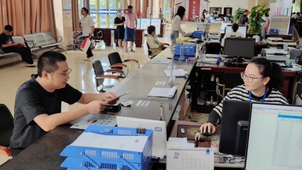 云南瑞丽：“高效办成一件事”再发力 “小店主”秒变“大掌柜”