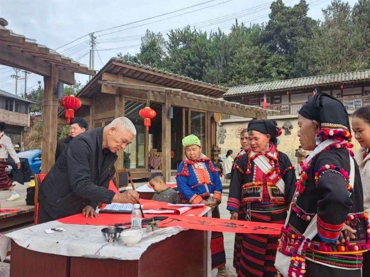 出冬瓜村:内外兼修育文明，德昂村寨焕新颜