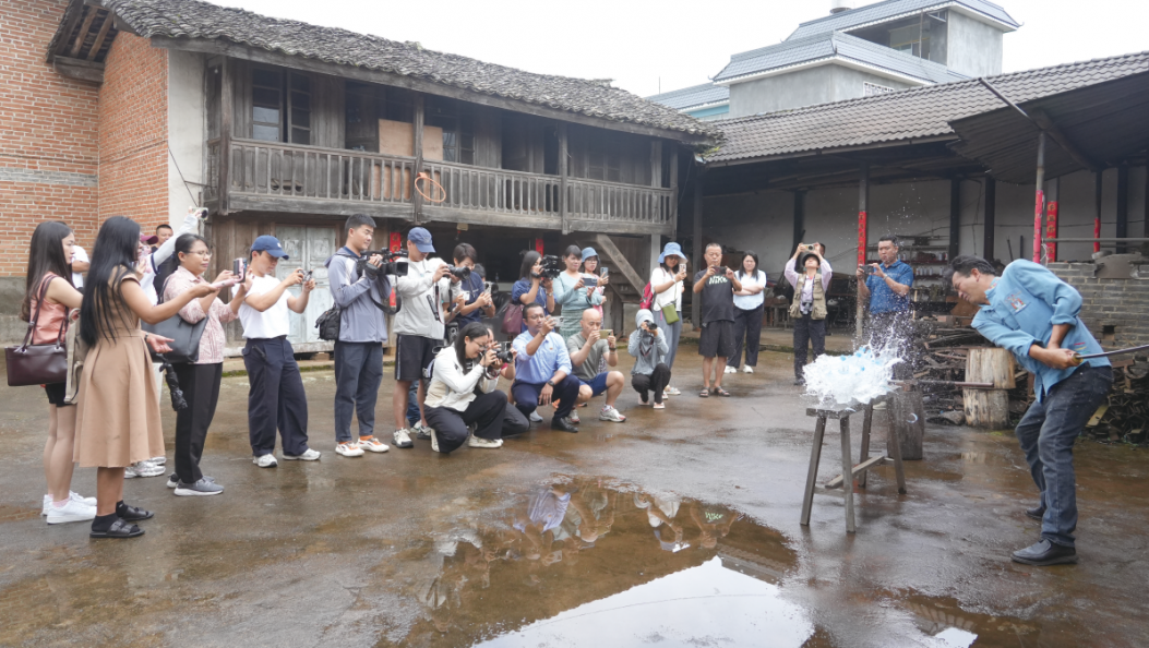 မီဒီယာ၏အားဖြည့်မှုဖြင့် မြန်မာ-တရုတ် ]]ပေါက်ဖော်}}ချစ်ကြည်ရေး အခန်းကဏ္ဍသစ်ကို ဆက်လက်ရေးသားခြင်း