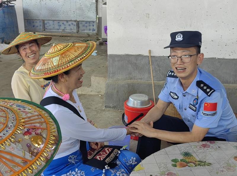 乡村警医 开出民族团结“良方”——记德宏边境管理支队遮放边境派出所民警尹兆贤