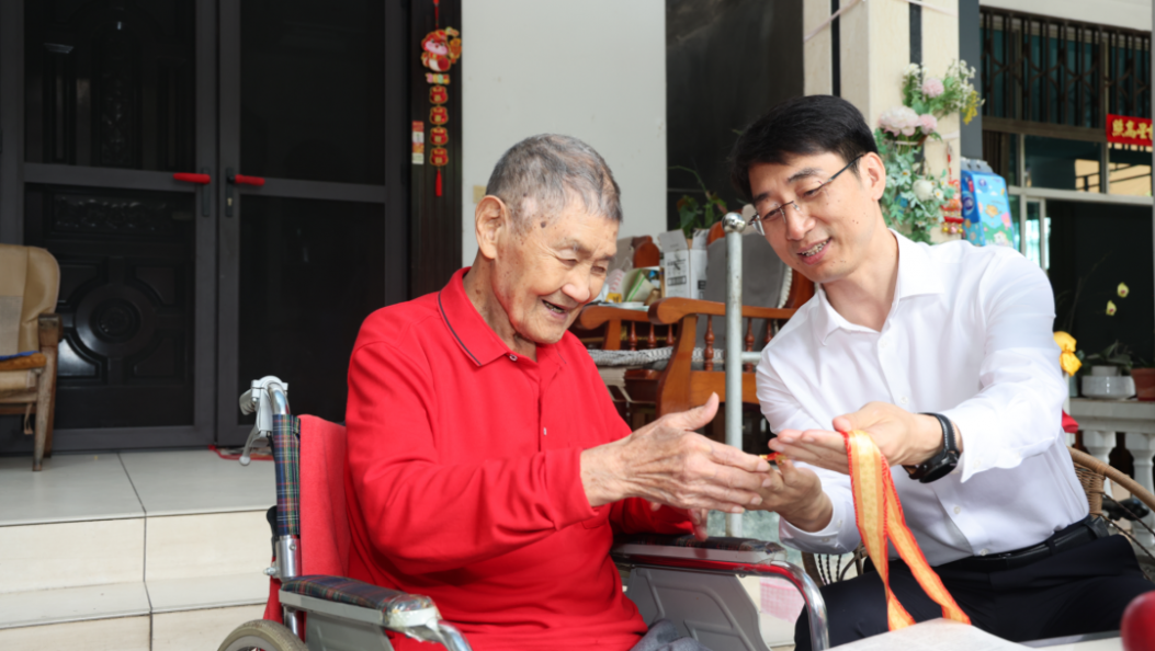 州委州政府走访慰问抗战老战士老同志 为他们颁发“中国人民抗日战争胜利80周年”纪念章