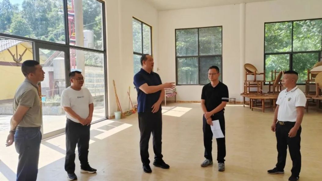 郑昭督导防汛和党建引领基层治理工作