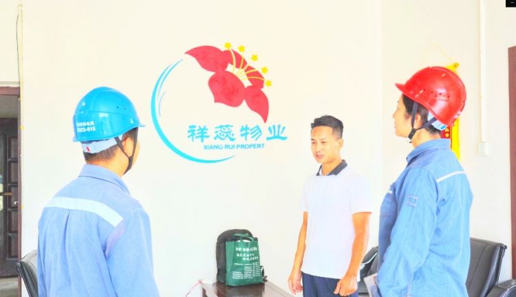 芒市供电局工作人员与小区物业对接小区资产接收事宜.jpg