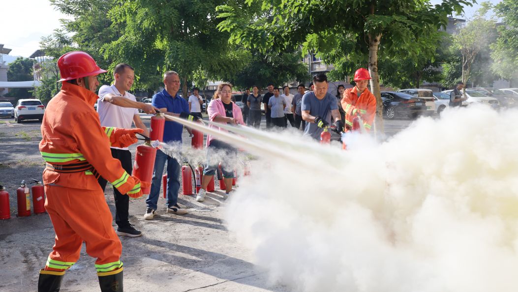 德宏州融媒体中心开展消防演练​  筑牢安全“防火墙”