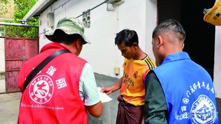 双语防控登革热 中缅民众齐参与1.jpg