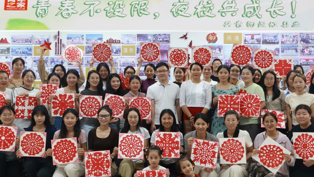 盈江：傣族剪纸进夜校