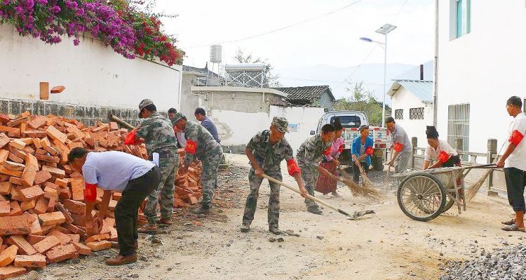 组织民兵参加人居环境提升.jpg