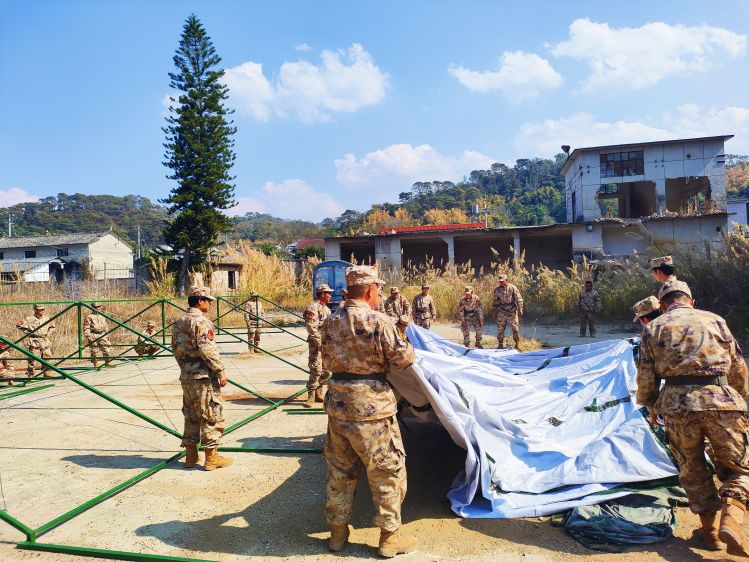 组织民兵参与抗震救灾演练（搭建帐篷）.jpg