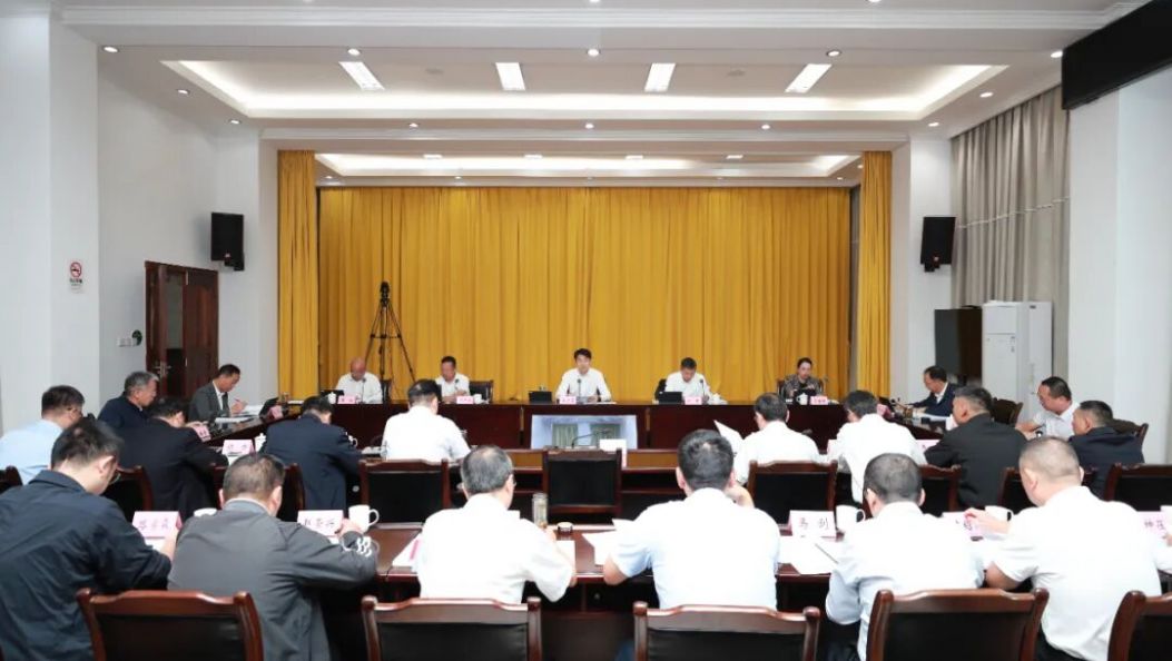 州委常委会召开扩大会议 传达学习贯彻党的二十届四中全会精神 王云霏主持