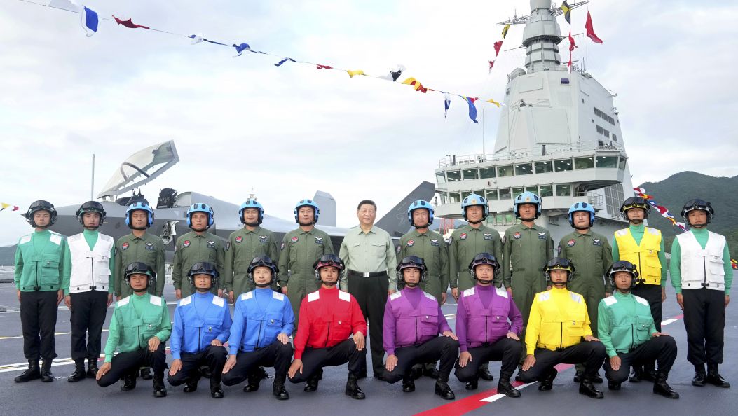 我国第一艘电磁弹射型航空母舰入列 习近平出席入列授旗仪式并登舰视察