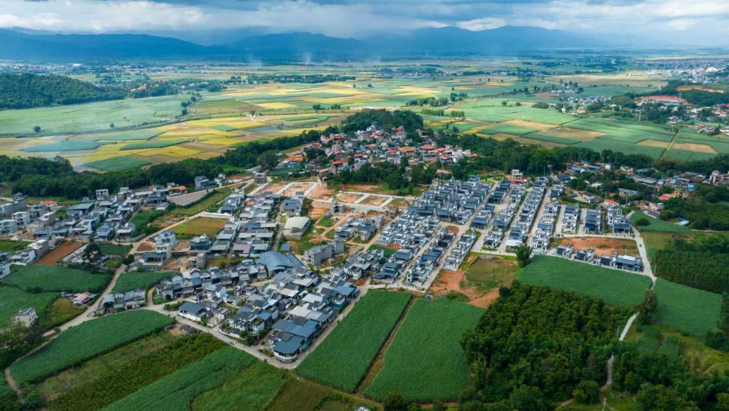 护航边境幸福村系列报道 (五）搬迁点亮幸福路 边疆村寨焕新生