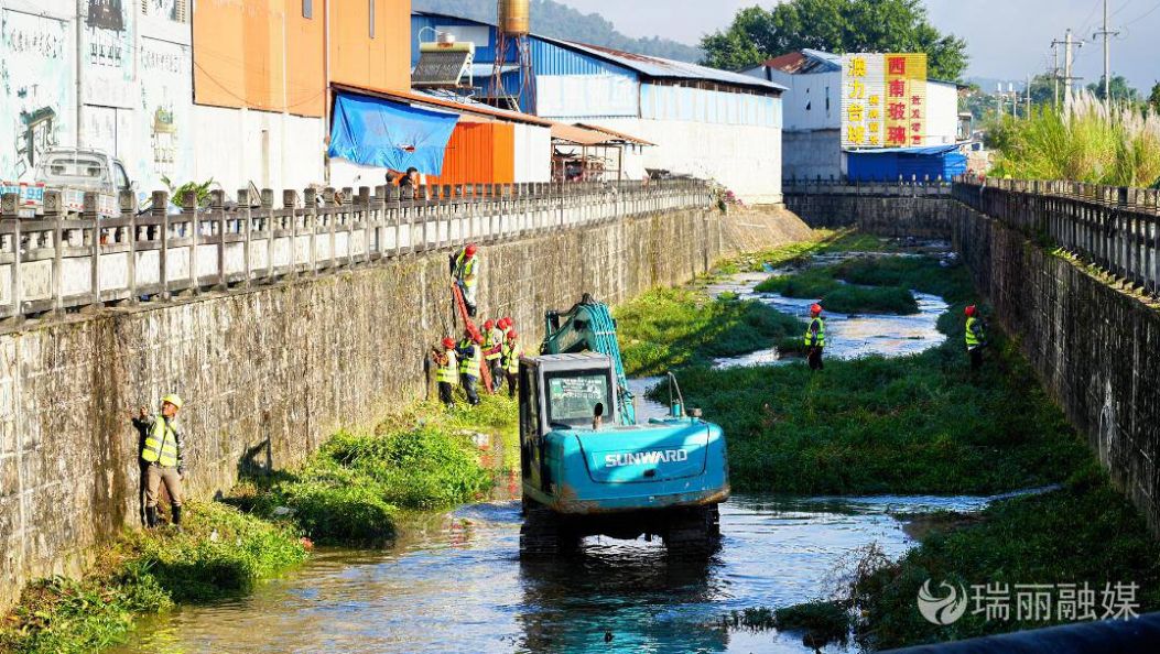 瑞丽：清淤护河 绘就生态宜居新图景
