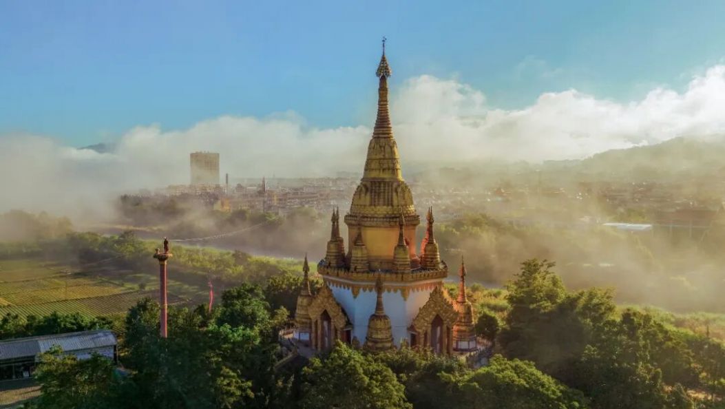 美翻了！一场冬雾让梁河似“仙境”