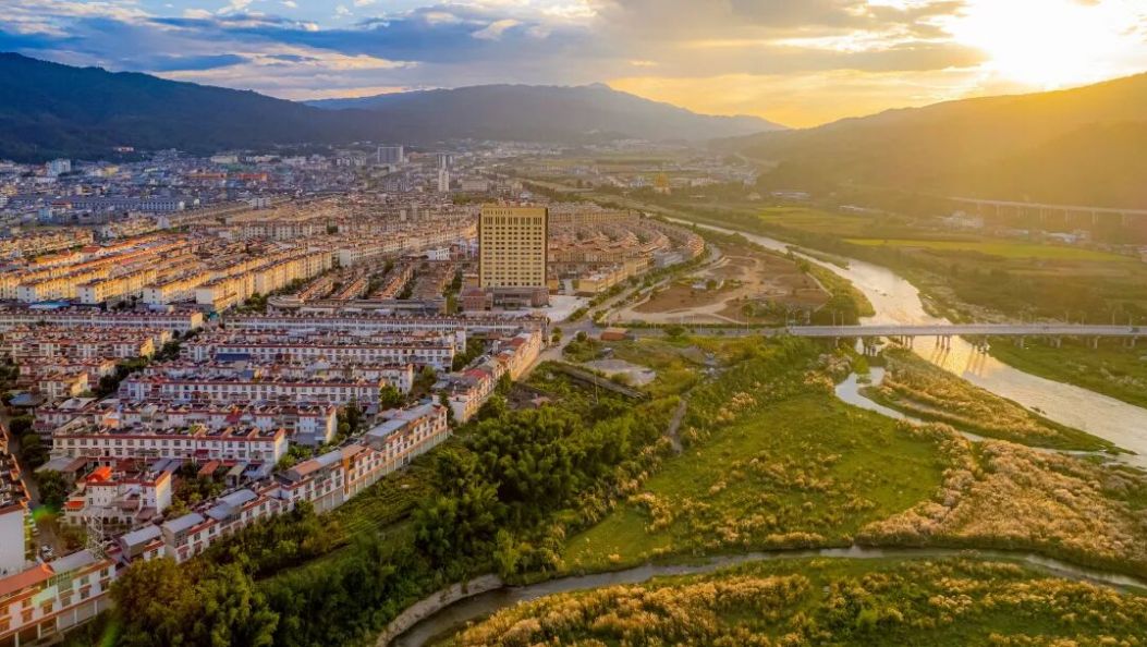 梁河治河出实招！清水绕城，散步舒心……