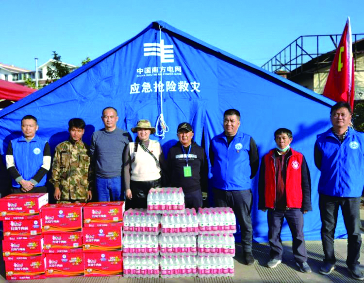 ကျွန်တော် နိုင်ငံတော်ဂိတ်နားတွင် နေပါသည် စီးရီးတင်ပြမှု— အပြာရောင်ဂျာကင်က ပေါက်ဖော်ကို နွေးထွေးစေ