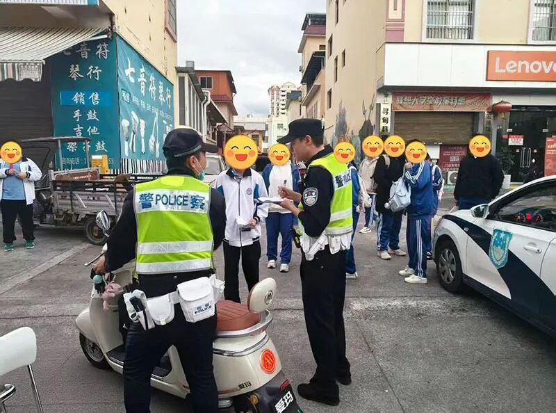 交警筑牢未成年人出行安全防线