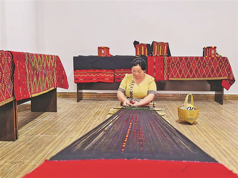 赓续非遗“薪火” 匠心守护民族文化 ——记“景颇族织锦技艺”州级非遗代表性传承人排木努