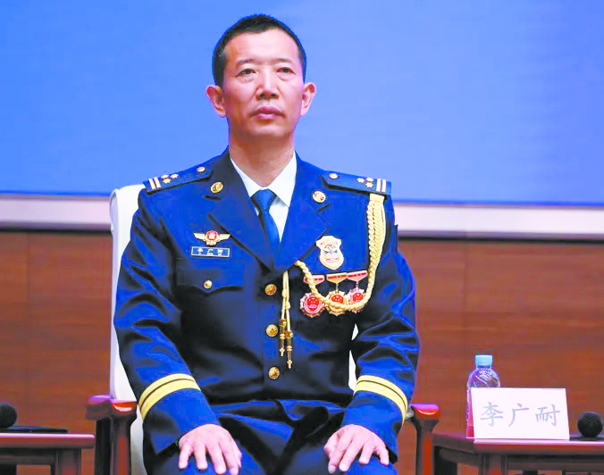 တရုတ်ကယ်ဆယ်ရေးအဖွဲ့ခေါင်းဆောင်က မြန်မာနိုင်ငံငလျင်သင့်ဒေသသို့ သွားရောက်ကယ်ဆယ်စဉ်က ကြုံတွေ့ခဲ့သည့် ]]အဖွဲ့သားတွေက ပင်ပန်းလွန်းလို့ ဒဏ်ရာကို ချုပ်နေစဉ်ပင် အိပ်ပျော်သွား}}သည့် ဖြစ်ရပ်ကို မျှဝေ ပြောကြား