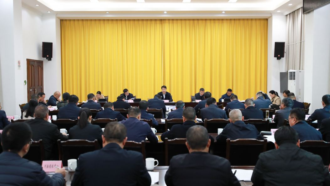 王云霏主持州委理论学习中心组集中学习时强调：深入学习贯彻习近平文化思想 扎实推进文化强州建设