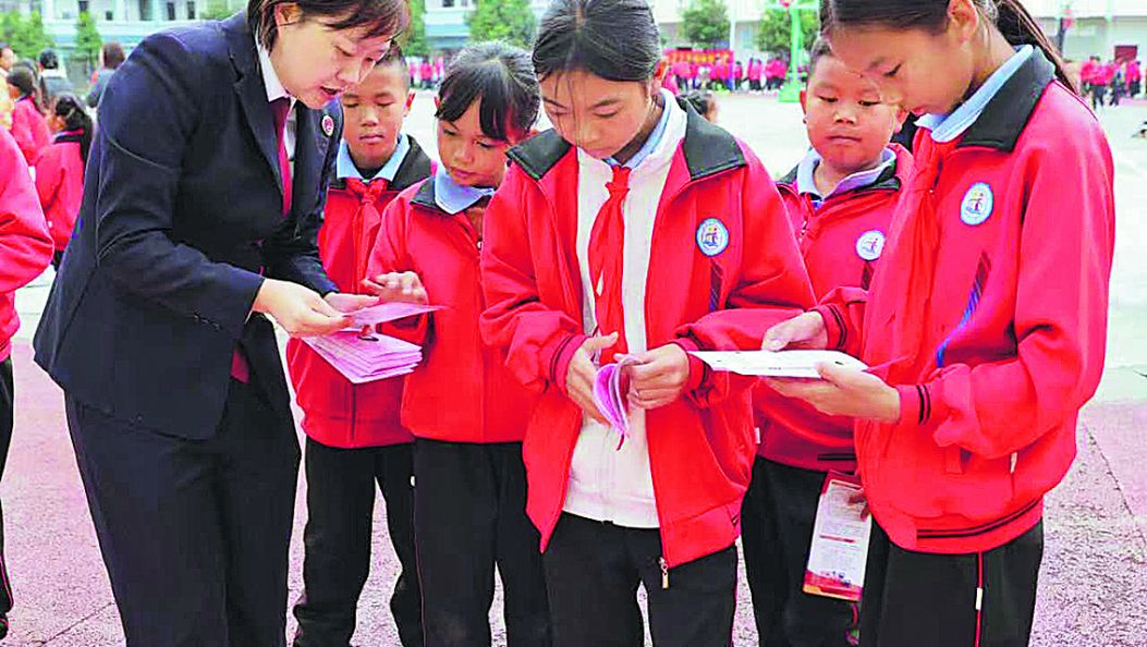 “国门·青柚未检”团队开展校园普法活动（傈僳文）