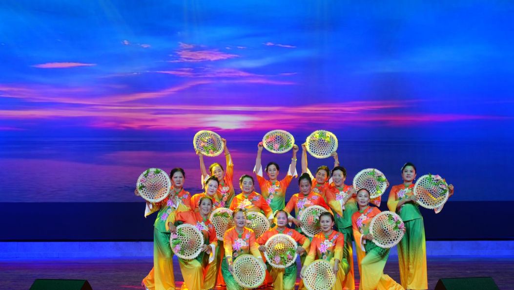 云南陇川：边境线上的“村晚”绘就民族团结新图景