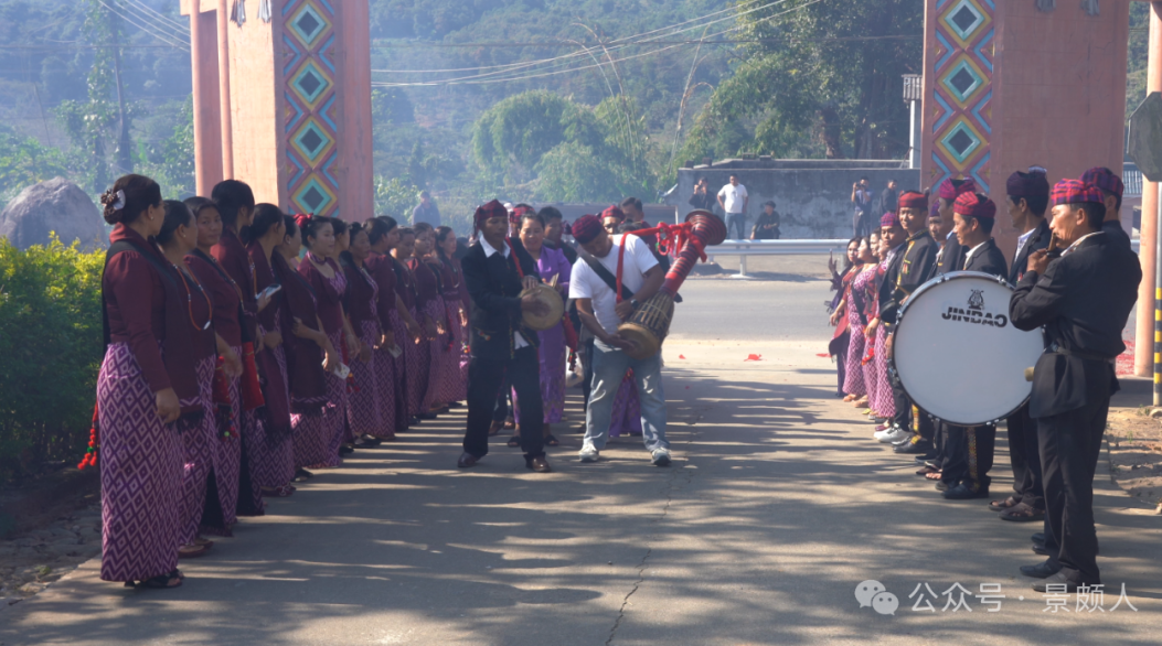 Shaning nnan jom hkalum 迎元旦话团圆 铸牢共同体—那邦景颇寨外嫁女儿归巢共绘团结新篇