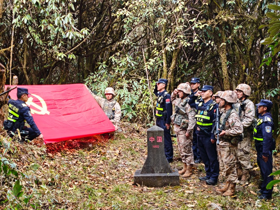 1767870508380134.jpg 图为民警与解放军进行宣誓.jpg