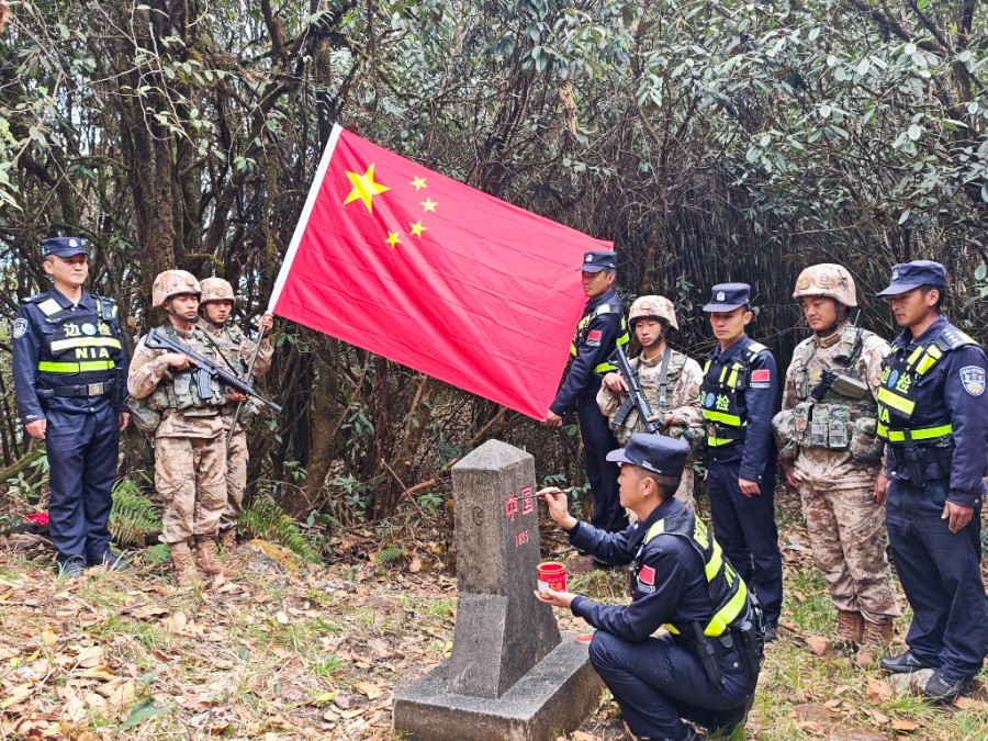 1767870549752474.jpg 图为为9号界碑描红.jpg