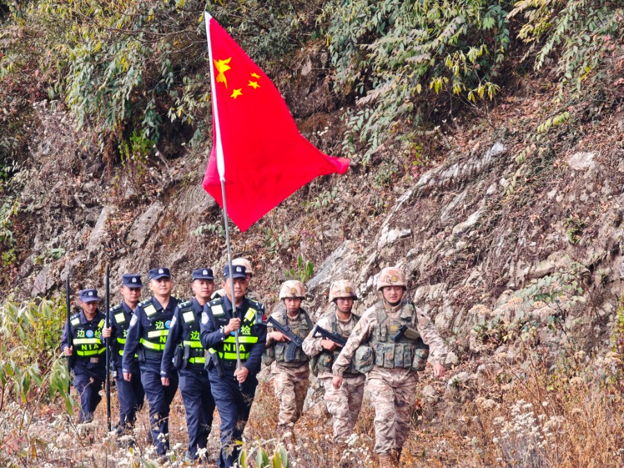 1767870592168385.jpg 图为民警与解放军巡边.jpg