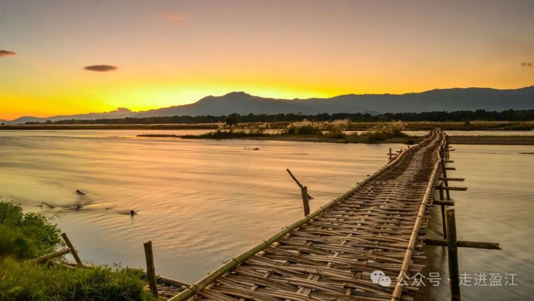 别硬背古诗了，盈江就是活生生的诗行