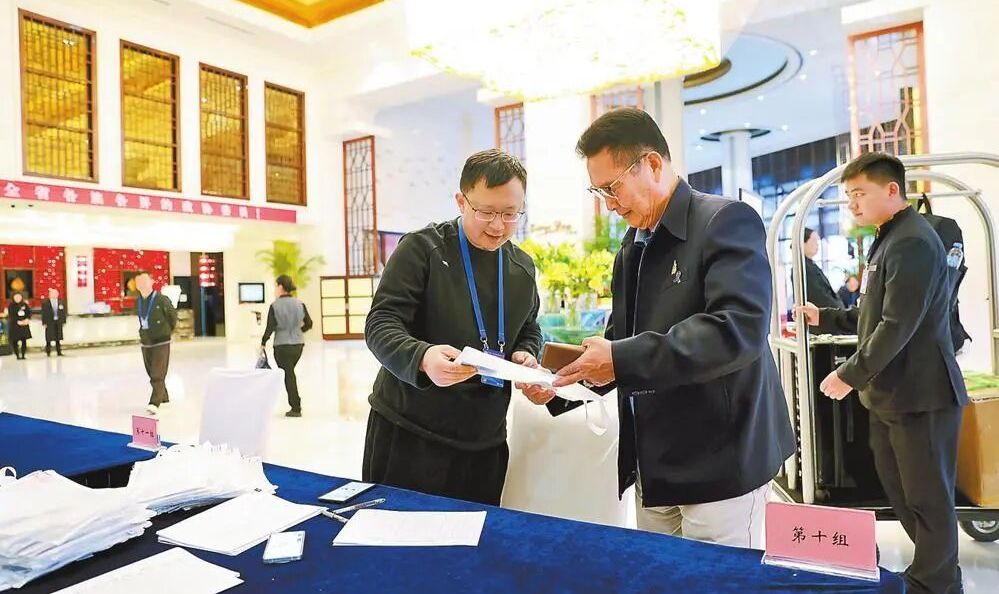 出席省政协十三届四次会议的委员抵昆报到