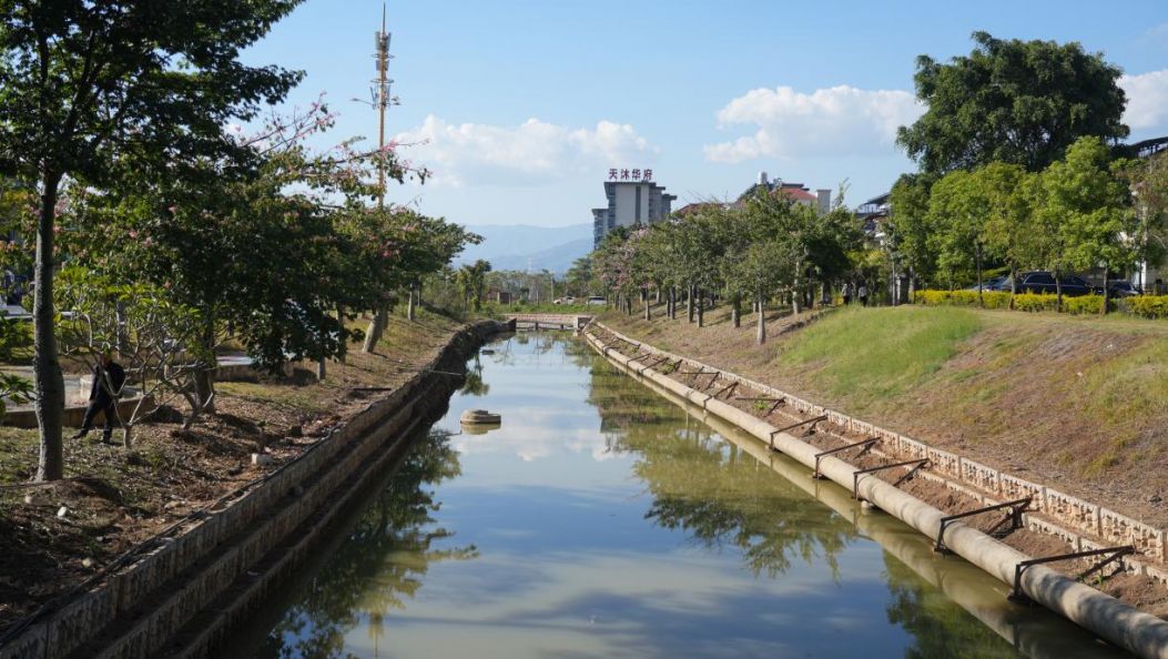 云南德宏：绘就河畅水清岸绿景美新画卷