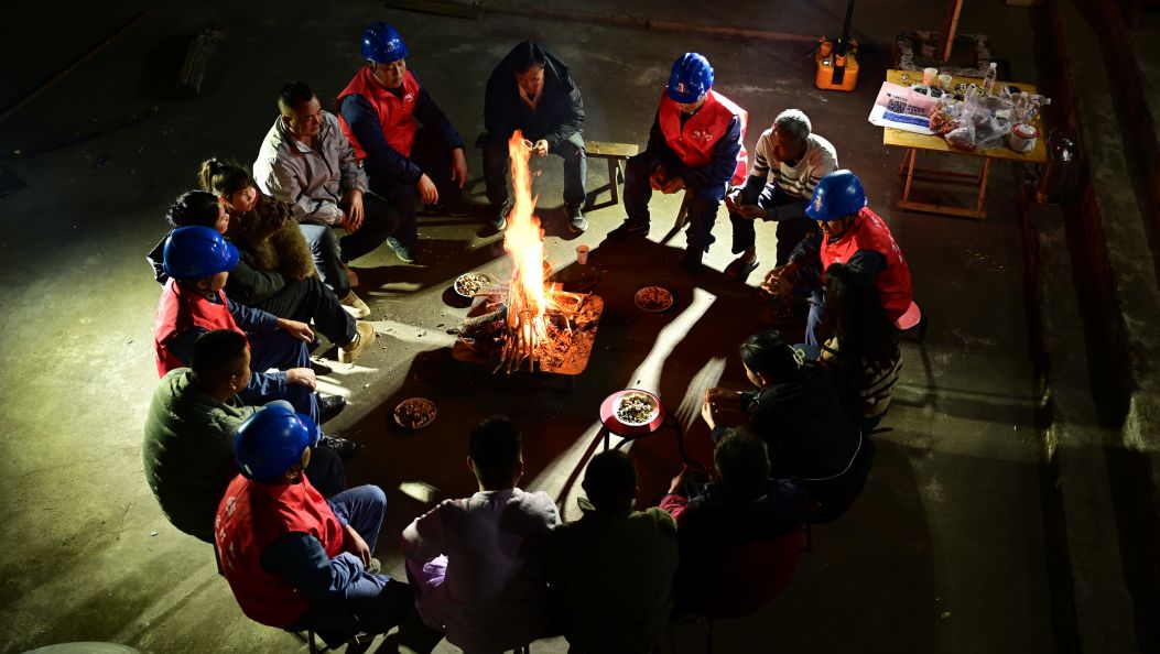 新春走基层｜ 德宏盈江盏西供电所的“火塘工作法”太暖心 