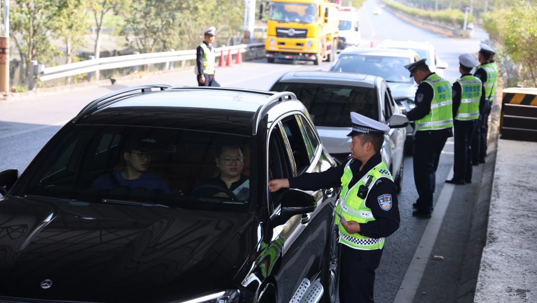2026新春走基层 | 当万家灯火时，他们在路上——探访德宏交警不一样的“团圆”
