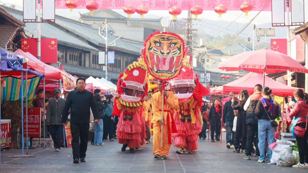 2026新春走基层 | 梁河九保古镇美食文化街开街