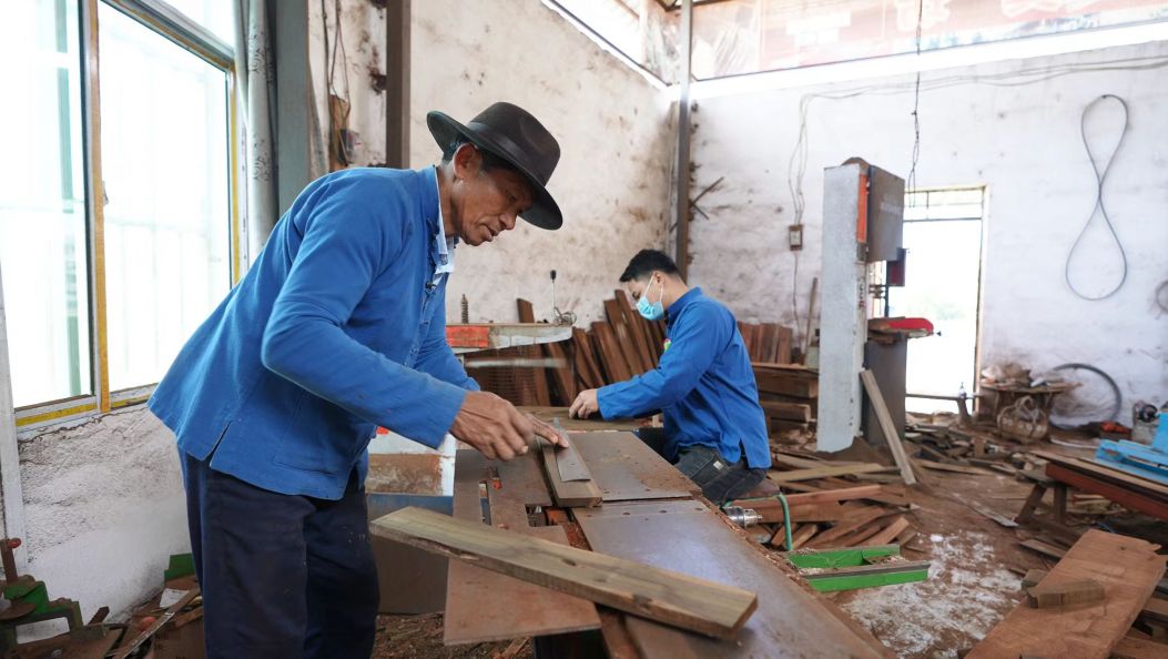 2026新春走基层|乡村“守”艺人 ——千锤百炼铸匠心 非遗锻刀“链”起乡村新产业
