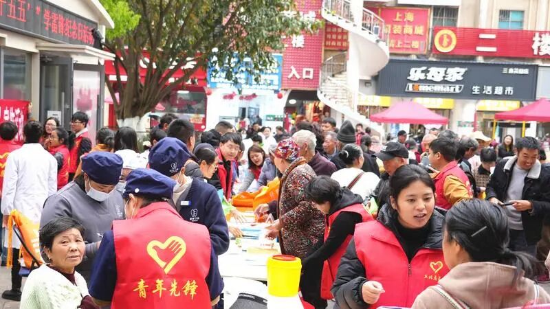 学雷锋日：丘北财富广场上的“志愿红”，成了春天里最暖的底色