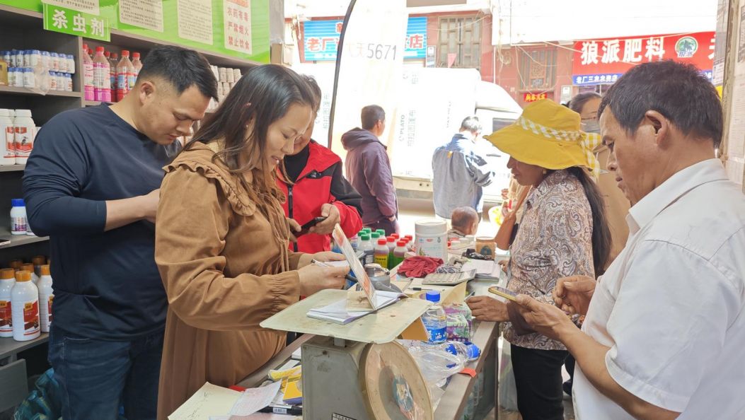 新平：农资储备充足 农户备耕忙