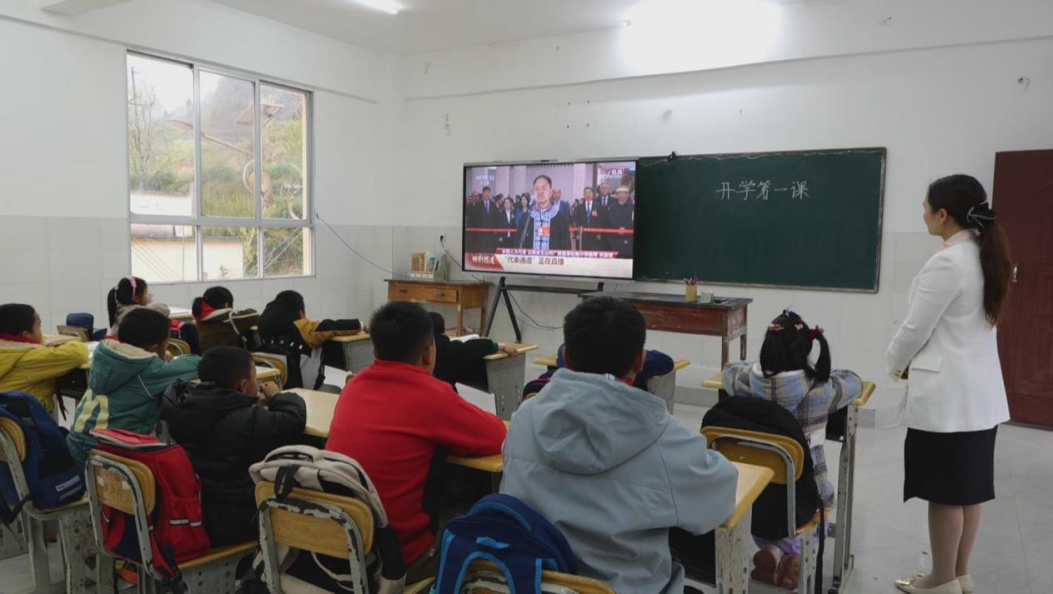 一堂特殊的开学第一课：农加贵“云端”开讲 落松地学子聆听榜样初心