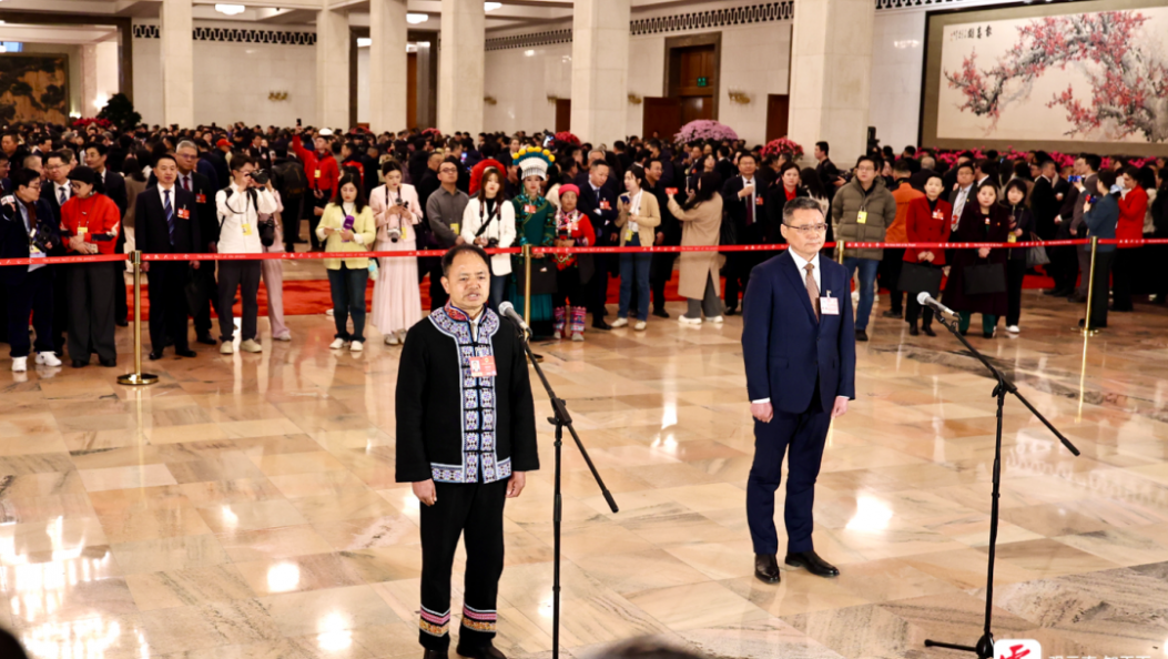 在滇全国人大代表农加贵亮相代表通道丨一名乡村教师与一所山村小学的40年