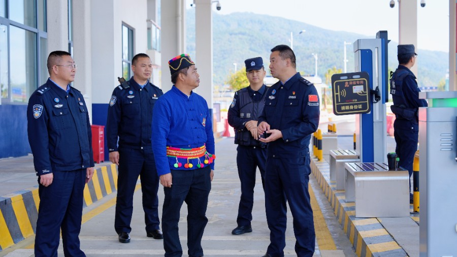 代表进警营 (7).jpg