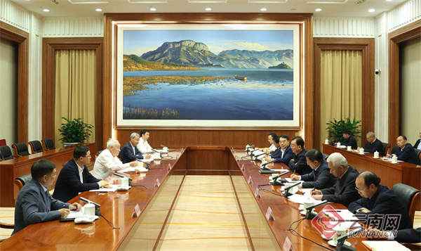 王宁王予波与顾秉林饶子和郑海荣举行会谈