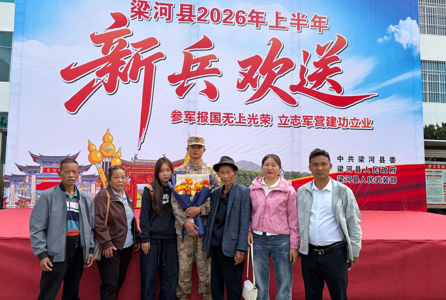何怀勐与家人合影.jpg