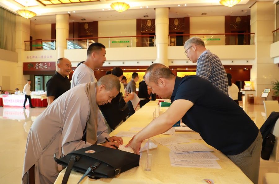 携良策而来 谋发展新篇   政协委员满怀履职热忱向大会报到