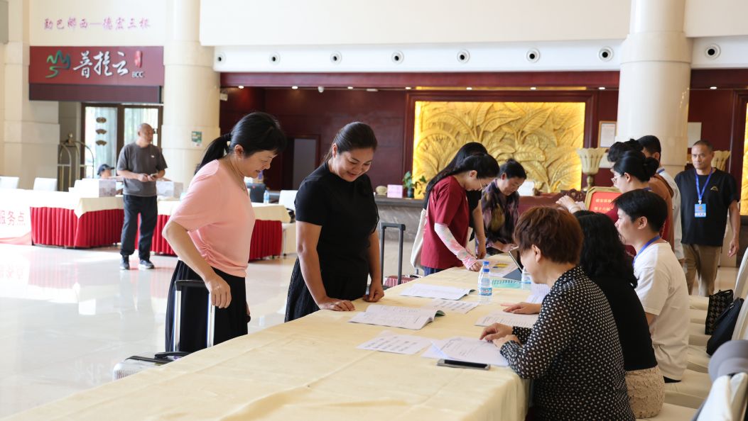 州人大代表怀揣民意向大会报到