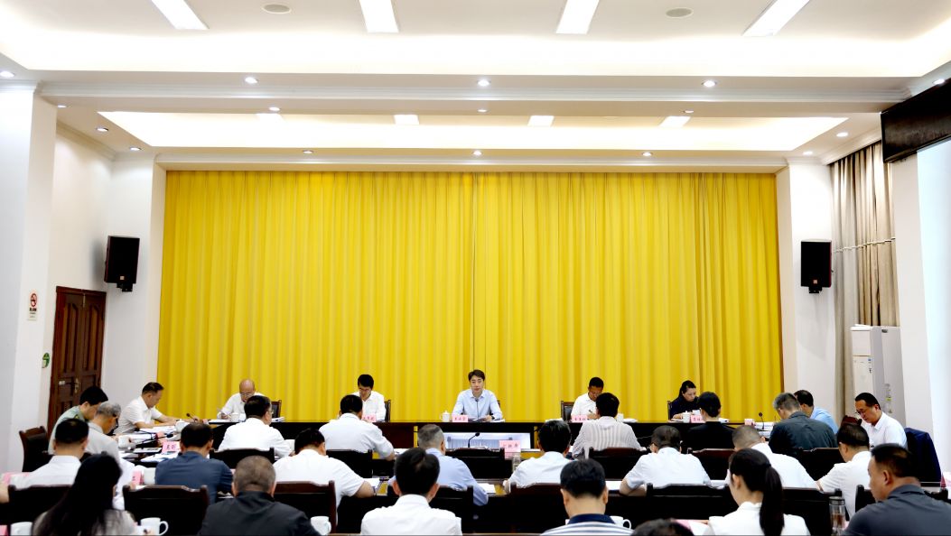 州委常委会召开会议 王云霏主持